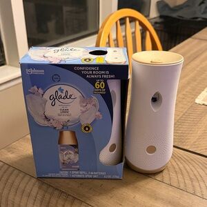 Glade White and Gold Automatic Spray with Clean Linen Refill
